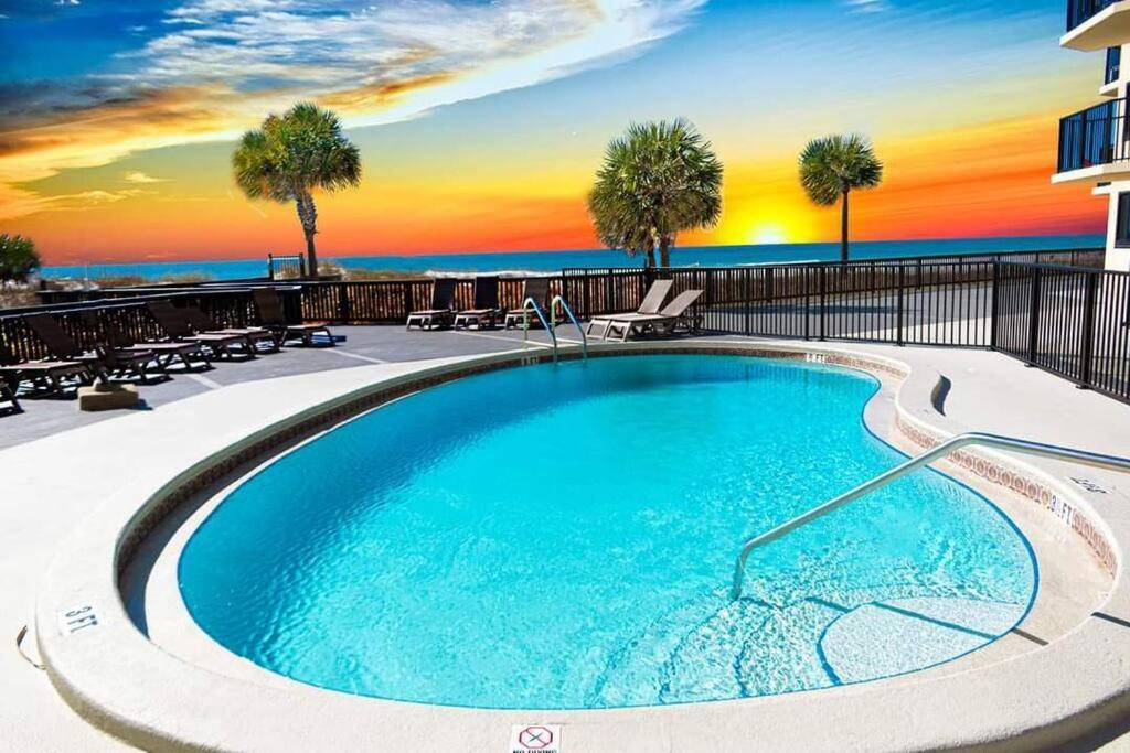 Spring Special! Renovated - On The Beach! Apartment